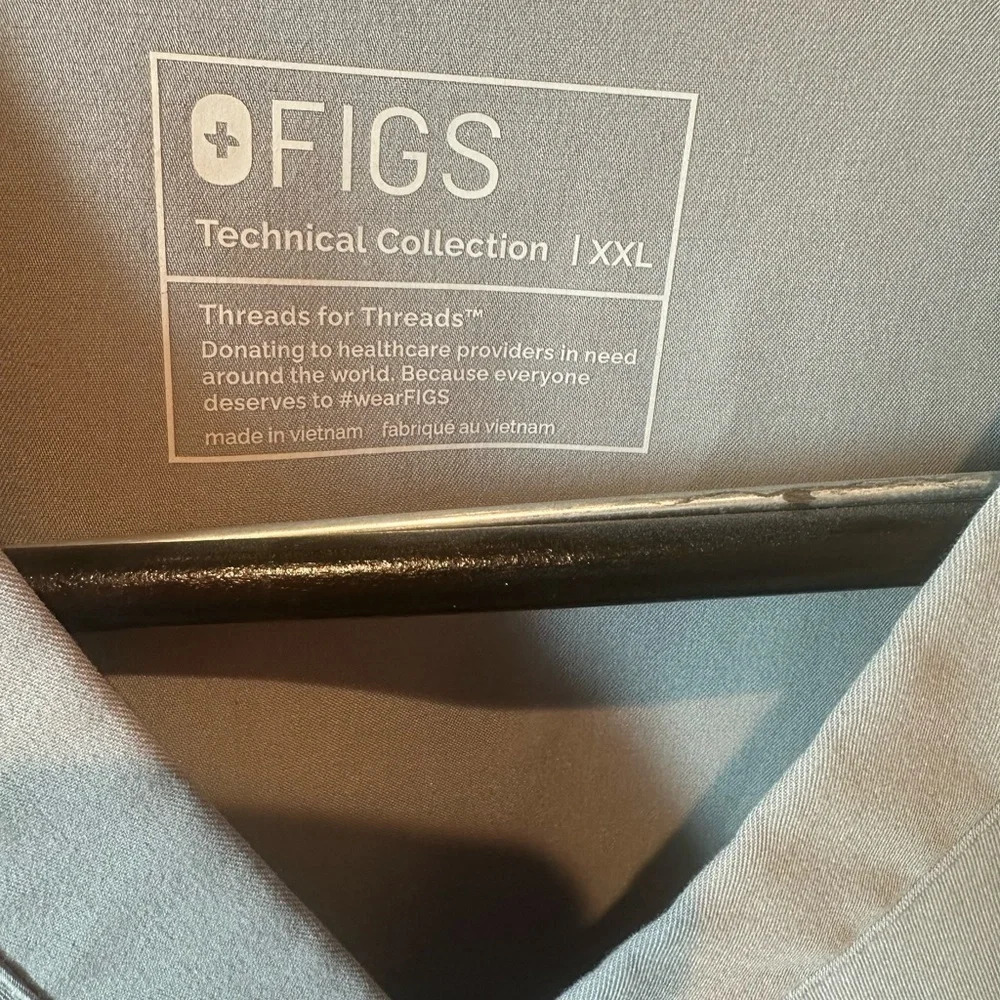 Figs 3 Pocket Scrub Top - Picture 3 of 3